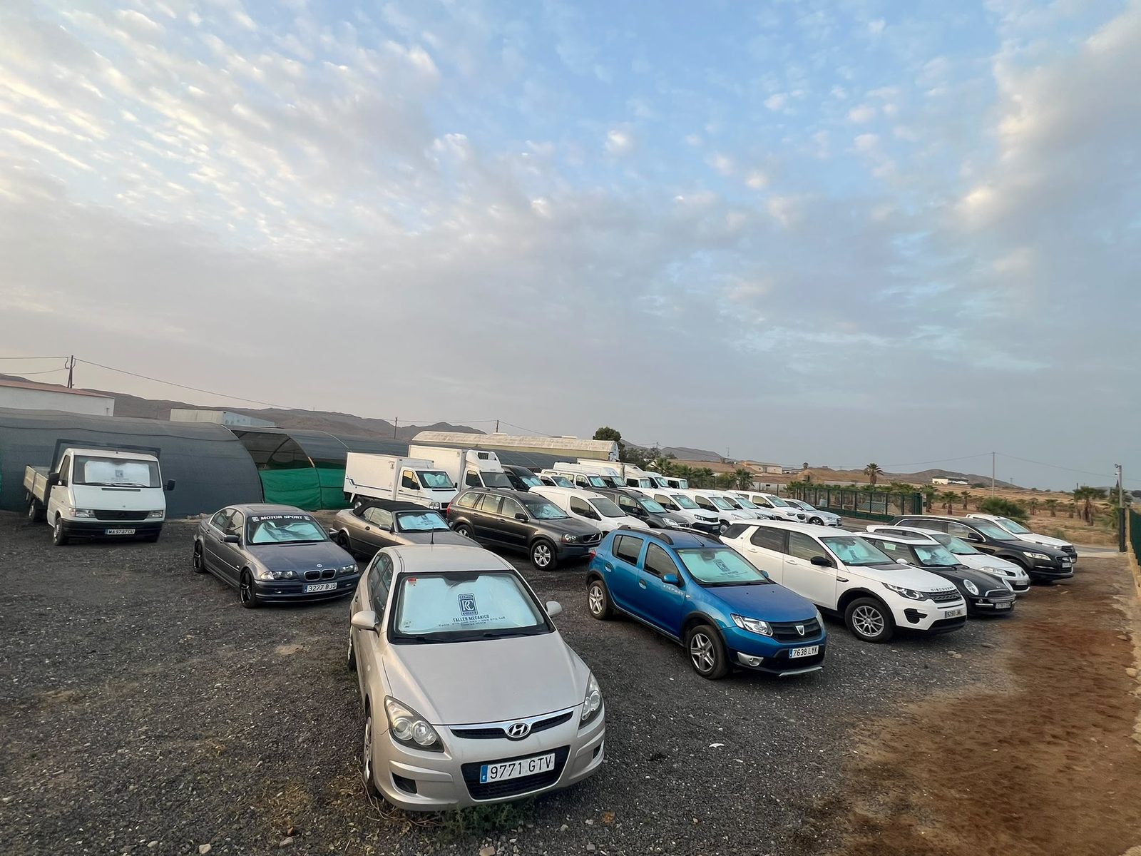 Vehículos de ocasión de todo tipo en el parking de Cotes Cars, Lorca