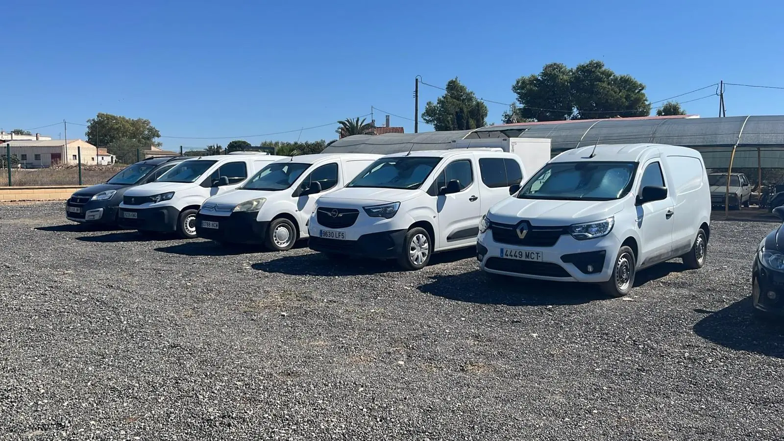 Furgonetas de ocasión en venta en el parking de Cotes Cars, Lorca