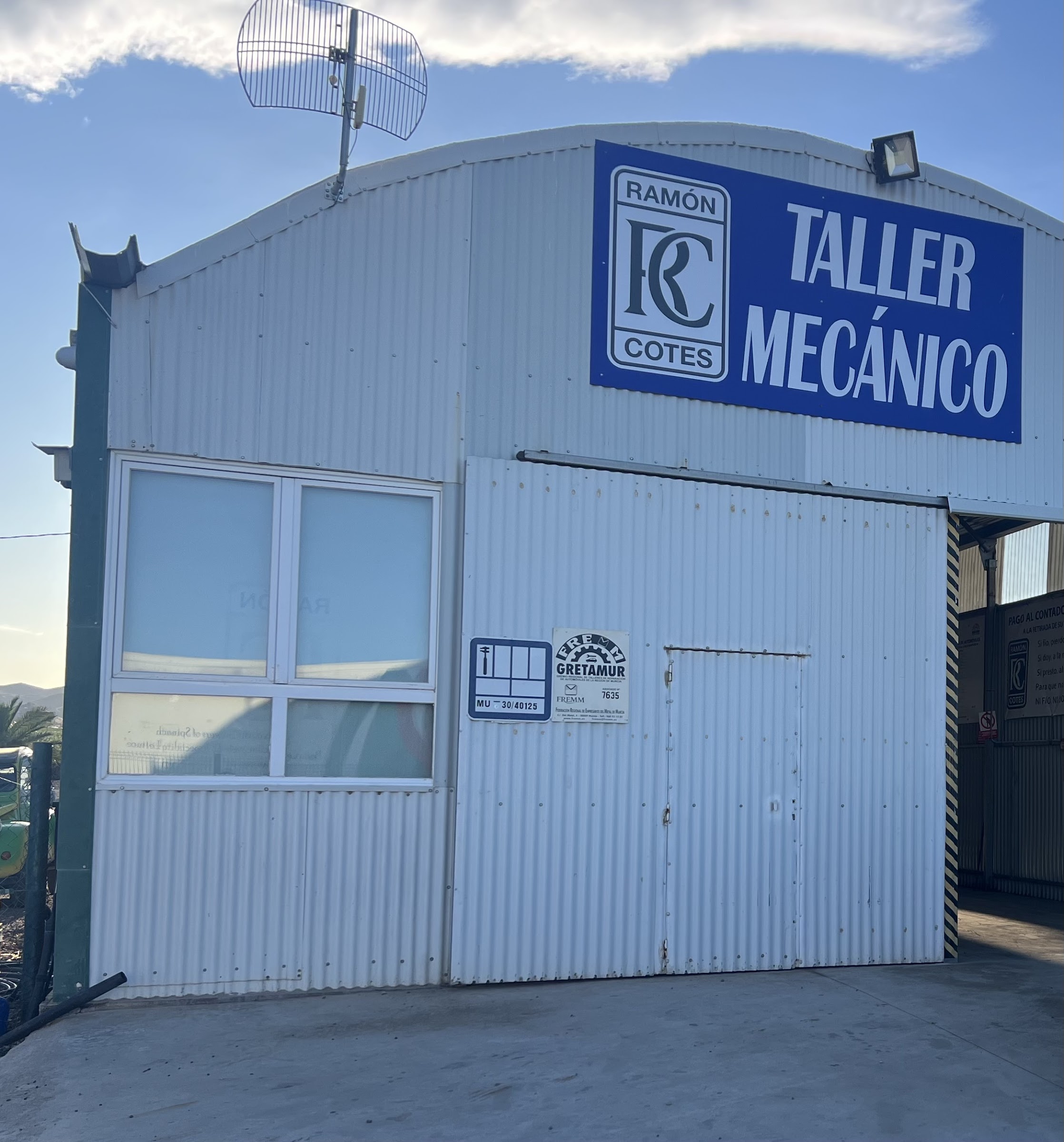 Nave del taller mecánico Ramón Cotes en La Escucha